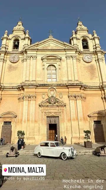 Kathedrale in Mdina mit Hochzeitsauto davor geparkt