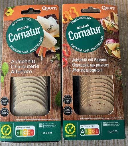 Deux paquets de charcuterie vegan Cornatur de la Migros. À gauche, nature, avec un NutriScore de C. À droite avec des microflocons de poivron et un NutriScire de A.