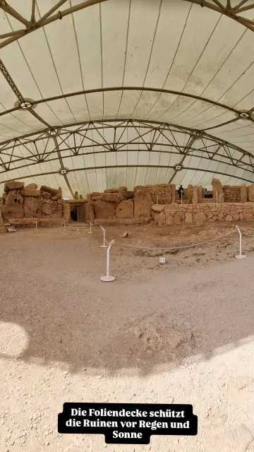 Zwei der drei Gebäude in Mnajdra. Die Foliendecke schützt sie Ruinen vor Regen und Sonne.