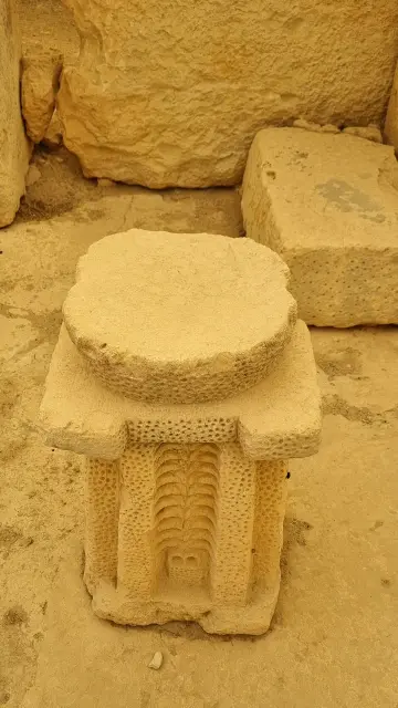 Bearbeiteter Stein inmitten der Ruinen von Mnajdra