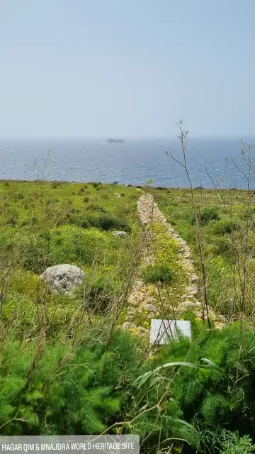 Blick vom Gelände der Monumentalbauten aus auf die Insel Filfla
