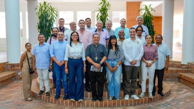 Grupo de ciudadanos de pie en ánimo de concordia y cooperación.