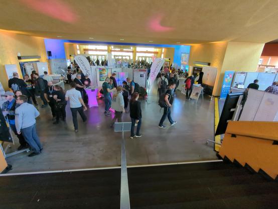 Foto vom Foyer mit Besuchern und Ständen