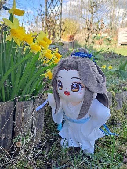 lianlian with little daffodils