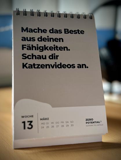 Kalenderblatt für diese Woche: „Mache das Beste aus deinen Fähigkeiten. Schau dir Katzenvideos an..“