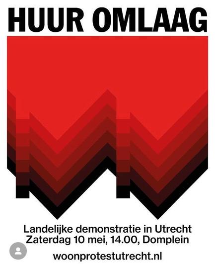 Bovenaan staat in grote zwarte hoofdletters “HUUR OMLAAG”, daaronder, op de achtergrond een graphic van twee omgedraaide, rode rijtjeshuizen, de punten van de daken wijzen omlaag. Op de voorgrond staat een tekst in witte letters: Landelijke demonstratie in Utrecht, Zaterdag 10 mei, 14.00, Domplein, woonprotestutrecht.nl