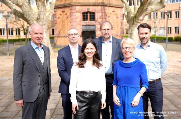 Unser Foto zeigt (v.l.) Prof. Dr. Georg Krausch, Präsident der Johannes Gutenberg-Universität Mainz, Prof. Dr. Nils Stieglitz, Präsident der Frankfurt School of Finance & Management, Melissa Ott, Managing Director Futury, Prof. Dr. Enrico Schleiff, Präsident der Goethe-Universität Frankfurt, Prof. Dr. Tanja Brühl, Präsidentin der TU Darmstadt, und Charlie N. Müller, Managing Director Futury. (Foto/©: Micha Ruppert / Frankfurt School of Finance & Management)