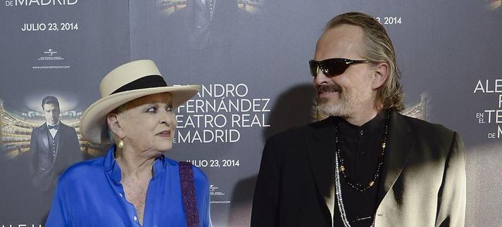 Lucía Bosé y su hijo, Miguel Bosé, asistiendo juntos a un concierto de Alejandro Fernández en 2014. /  Fotonoticias/WireImage