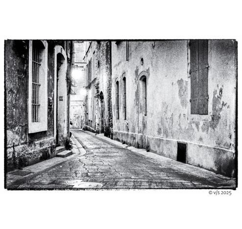Eine Gasse in Arles bi Nacht
