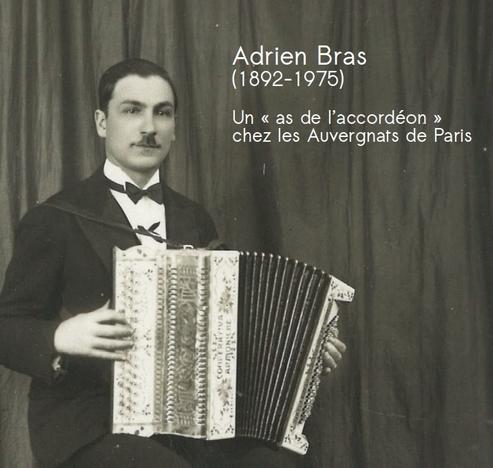 Photo de l'accordéoniste Adrien Bras, fin des années 1920, jouant sur un accordéon Cooperativa Armoniche