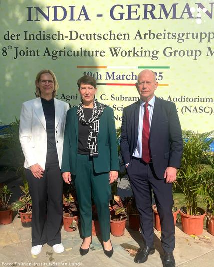 Staatssekretärin Silvia Bender vom Bundesministerium für Ernährung und Landwirtschaft sowie Forschungskoordinator Stefan Lange und Präsidentin Birgit Kleinschmit vom Thünen-Institut blicken freundlich in die Kamera.