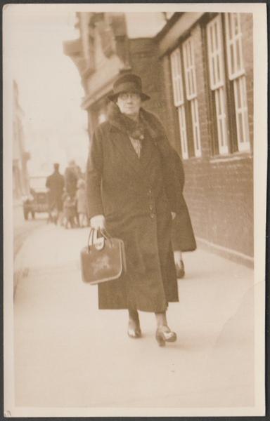 Sepia real photographic postcard showing a view of Nanny Hinks outside the Lion Hotel on High Street in Abingdon, Berkshire at Christmas 1932.

Photographer not stated, No 5853, 1932.

Postally unused, but with details to back.

Good condition, with very slight corner bumps, but crease to lower right edge.