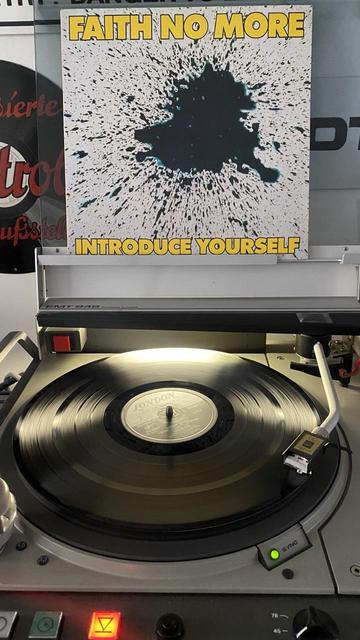 Vinyl LP „ Faith No More-Introduce Yourself“ auf einem Plattenspieler.