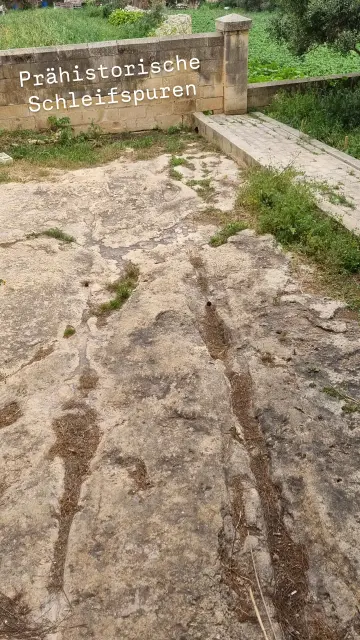 Zwei parallele Schleifspuren im Stein