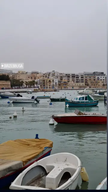 Leere Boote im Hafen, die mit Tauen am Hafenrand befestigt sind