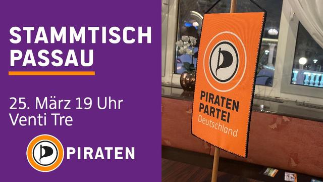 Ankündigung für den Stammtisch der Piratenpartei Deutschland in Passau. Der Text auf lila Hintergrund lautet: 'Stammtisch Passau, 25. März, 19 Uhr, Venti Tre'. Rechts im Bild steht ein kleines orangefarbenes Banner mit dem Logo der Piratenpartei auf einem Holzständer in einem Restaurant