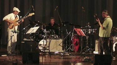 stage right to stage left : Richard Sinclair (in white), Pip Pyle (in black), Phil Miller, Alex Maguire? (not shown)