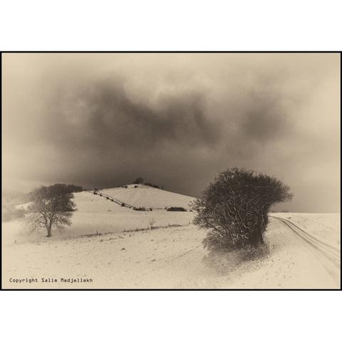 Photographie monochrome en mode sépia de paysage sous la neige et le brouillard dans la campagne auvergnate en France.

Monochrome sepia photograph of a landscape under snow and fog in the Auvergne countryside in