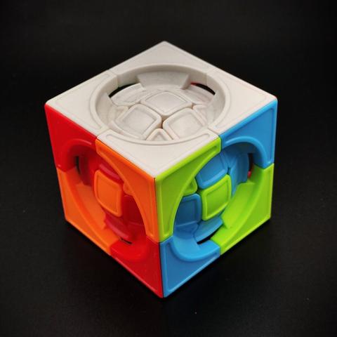 Foto del cubo stickerless (las piezas son del color correspondiente, no lleva pegatinas) sobre fondo negro.
Se puede ver una esfera dividida en 9 piezas por "cara" como un cubo de Rubik 3x3x3. Rodeando a esta esfera se ven las 8 esquinas de un cubo 2x2x2 que se conectan entre ellas dejando visible un círculo del diámetro casi completo de cada cara del cubo (por donde vemos la esfera interna).
El cubo se muestra con el clásico patrón alternado (piezas blancas y amarillas en la cara superior, rojas y naranjas en la izquierda, azules y verdes en la derecha).
Es llamativo que cada una de las piezas tiene un relieve en su perímetro para mejorar el agarre.