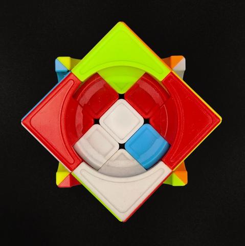 Foto del mismo cubo, esta vez desmontado y en vista cenital. La cara superior está girada 45º, por lo que ya no tiene forma de cubo y apreciamos los salientes de las esquinas del cubo 2x2x2.