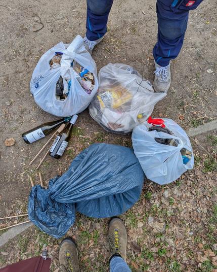 Zu sehen sind einige volle Müllbeutel nach einer Müllsammelaktion in der Stadt
