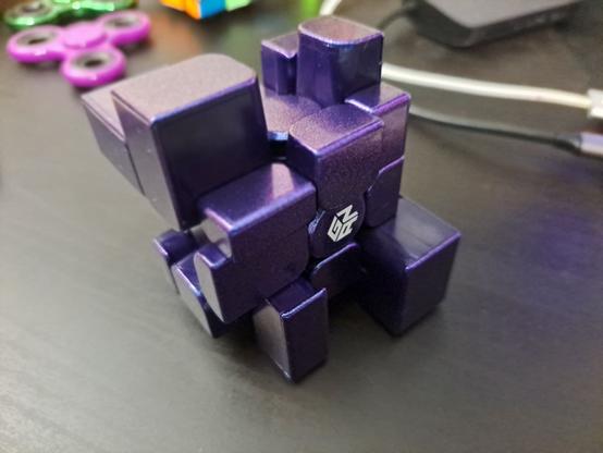 Cubo de rubik completamente morado.

La gracia es que hay piezas de diferentes tamaños y el cubo adquiere formas extrañas, dejando su forma original.