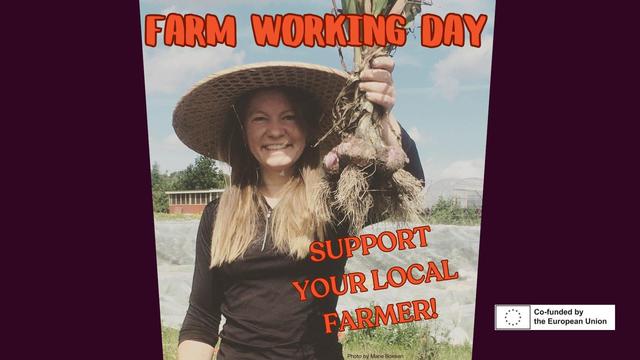 En kvinde med langt lyst hår står udenfor og holder nogle løg? med rødder intakt, og smiler. Blå himmel i baggrund. 

"FARM WORKING DAY
SUPPORT YOUR LOCAL FARMER "
står skrevet i orange bogstaver