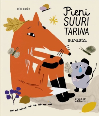 Pieni suuri tarina surusta -kirjan piirroskannessa kettu istuu maassa. Pieni hiiri lähestyy kettua lehti kädessään ja iso kyynel silmässään.