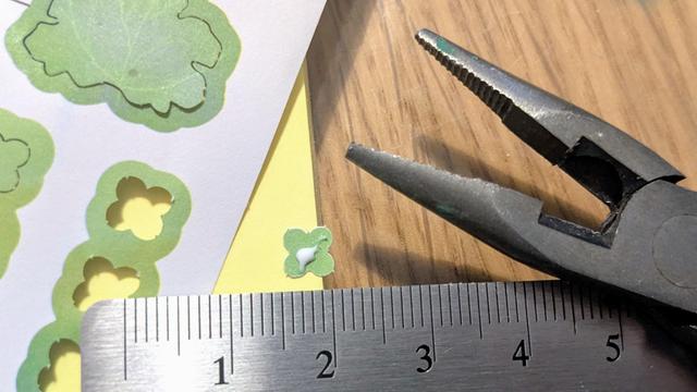 regla, pinzas, y hojitas de 4 mm con gotita de pegamento