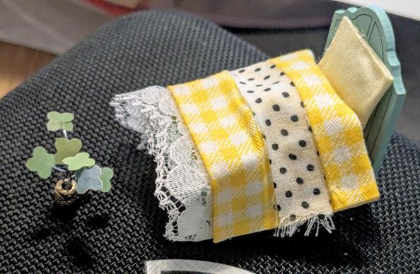 plantita junto con la cama en miniatura que hice hace meses, de colcha amarilla a cuadros, porque tenía todas mis aficiones pausadas