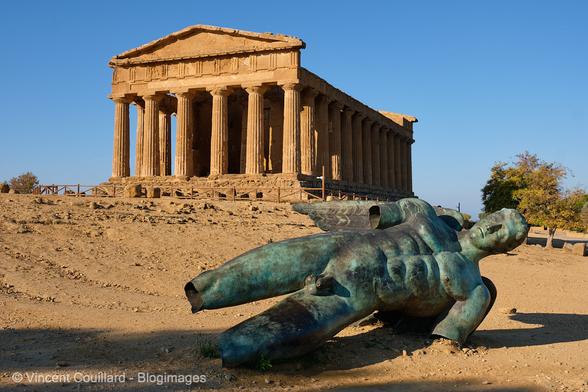 Statue « la Chute d’Icare » de Igor Mitoraj, devant le Temple de la Concorde dans la Vallée des Temples, à Agrigente, en Sicile.