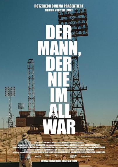 Filmposter. Foto von einer Raketenabschussrampe mit großer Scheinwerferanlage und Haltevorichtungen. Ein Mann steht davor und schaut auf die Anlage. In großen weißen Buchstaben steht "Der Mann, der nie im All war" mittig auf dem Poster. Am oberen Rand steht: Rotzfrech Cinema Präsentiert ein Film von Tom Lemke.
Am unteren Rand eine lange Liste von Produzenten und Mitwirkenden.
