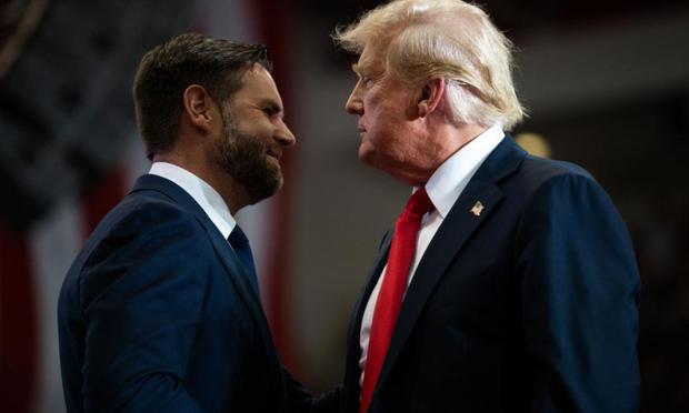 J.D. Vance habla con Donald Trump, durante un mitin en St Cloud (Minnesota), el pasado 27 de julio. (Stephen Maturen / Getty)