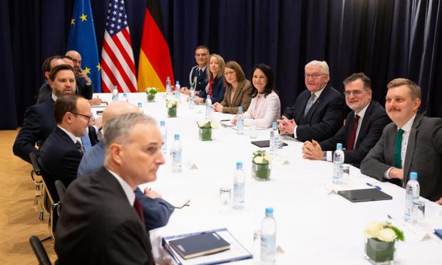 El presidente de Alemania, Frank-Walter Steinmeier, y el vicepresidente de EEUU, J.D. Vance, reunidos con sus delegaciones en Munich, el 14 de febrero de 2025. (Sven Hoppe / picture alliance via Getty Images)