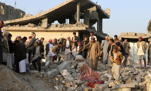 Una cada dañada por el ataque de EEUU contra los hutíes en Saada (Yemen), el 15 de marzo de 2025. (Naif Rahma / Reuters)