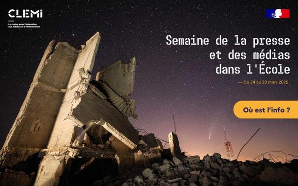 L’affiche de la Semaine de la presse et des médias dans l’École 2025 montre un bâtiment en ruine sous un ciel étoilé, avec une comète visible à l’horizon. Le texte principal, en police de machine à écrire, interroge sur la fiabilité de l’information avec la question “Où est l’info ?”. Les logos du CLEMI et de l’Éducation nationale accompagnent l’image.