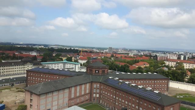 Lufaufnahme der JVA Freiburg. Ein Bau aus dem 19. Jahrhundert. Von einem Zentrum gegen strahlenförmig die Hafthäuser ab