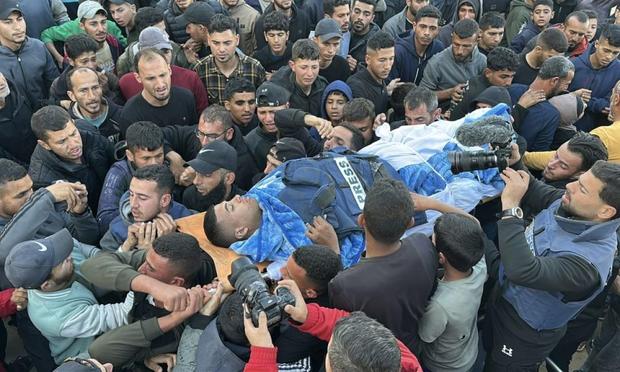 Hossam Shabat, reportero palestino asesinado por Israel en un bombardeo de precisión, durante el funeral. (Khames Alrefi/Anadolu via Getty Images)