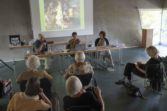 Das Foto zeigt interessierten Teilnehmende, die einem Vortrag im Weiterbildungszentrum der Freien Universität zuhören.
Bildquelle: Bernd Wannemacher