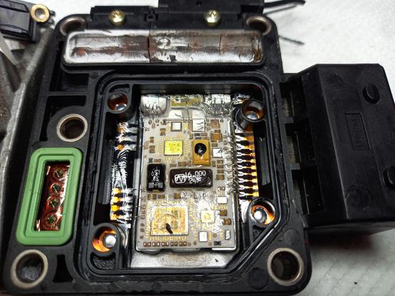 Geöffnete Steuerungselektronik der VP44 Dieselpumpe mit dem defekten Transistor in der rechten oberen Ecke