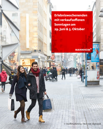 Menschen kaufen auf den Planken in Mannheim ein. 

Text in Bild: Erlebniswocheneneden mit verkaufsoffenen Sonntagen am 29. Juni und 5. Oktober. 

Copyright: Stadtmarketing Mannheim / Ben van Skyhawk