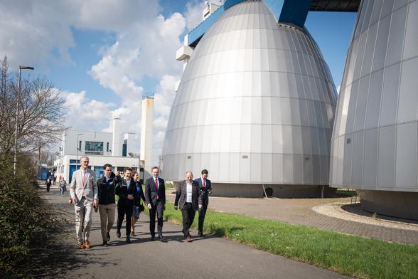 Verkehrsminister Wissing und Oberbürgermeister Specht bei der Kläranlage. 

Copyright: ICODOS GmbH