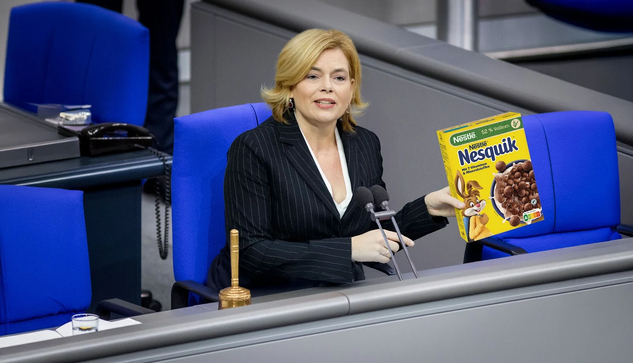 Julia Klöckner mit einer Packung Cornflakes vom Nestlé-Konzern. Eine Bildmontage vom Satire-Blog Postillon.