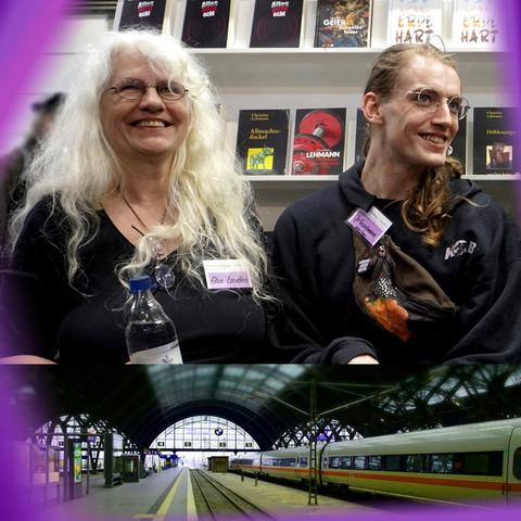 Fotomontage: Else Laudan und Josie Grundmann am Messestand, breit grinsend, darunter ICE-Gleis am Bahnhof Leipzig