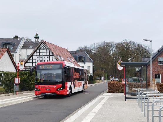Wenn Steuerzahlergelder zum Fenster hinaus geworfen werden: Der Landkreis Osnabrück hat kein Herz für Fahrgäste: Für sehr viel Geld und Fördermittel eben gerade mustergültig ausgebaut und mit Wetterschutz und Fahrradbügeln versehen: Busstation Wittekindsburg in Rulle. 
Ab 1.11.25 soll auf Verlangen des Landkreises Osnabrück hier kein Taktbus mehr halten (bisher 2 x die Stunde je Richtung)

Foto: Pro Stadtbus Osnabrück