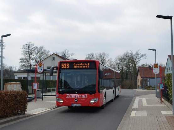 Wenn Steuerzahlergelder zum Fenster hinaus geworfen werden: Der Landkreis Osnabrück hat kein Herz für Fahrgäste: Für sehr viel Geld und Fördermittel eben gerade mustergültig ausgebaut und mit Wetterschutz und Fahrradbügeln versehen: Busstation Wittekindsburg in Rulle. 
Ab 1.11.25 soll auf Verlangen des Landkreises Osnabrück hier kein Taktbus mehr halten (bisher 2 x die Stunde je Richtung)

Foto: Pro Stadtbus Osnabrück