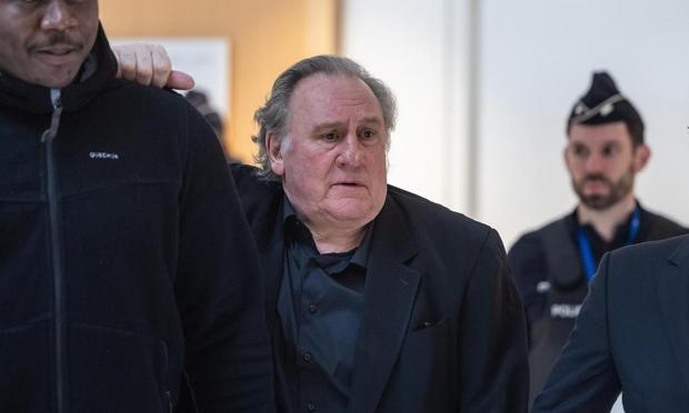 Depardieu en la segunda jornada del juicio en el que se le acusa de agresión sexual. (EFE)