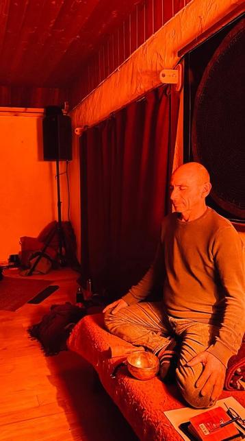 Denis Robberechts enseignant pour les retraites son silence et dance du dharma techno en pleine méditation