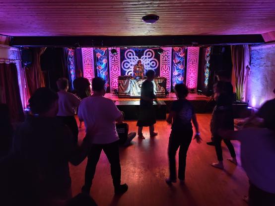 Danseuses et danseurs lors du live techno du dj Mistriki pour Dharma techno