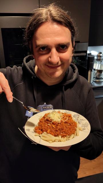 Josef mit Nudeln und Bolognese-Soße